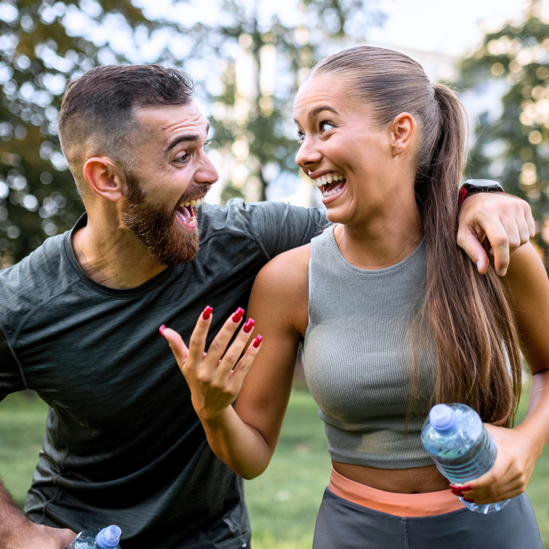 Man och kvinna är peppade att få sin träning gjord.