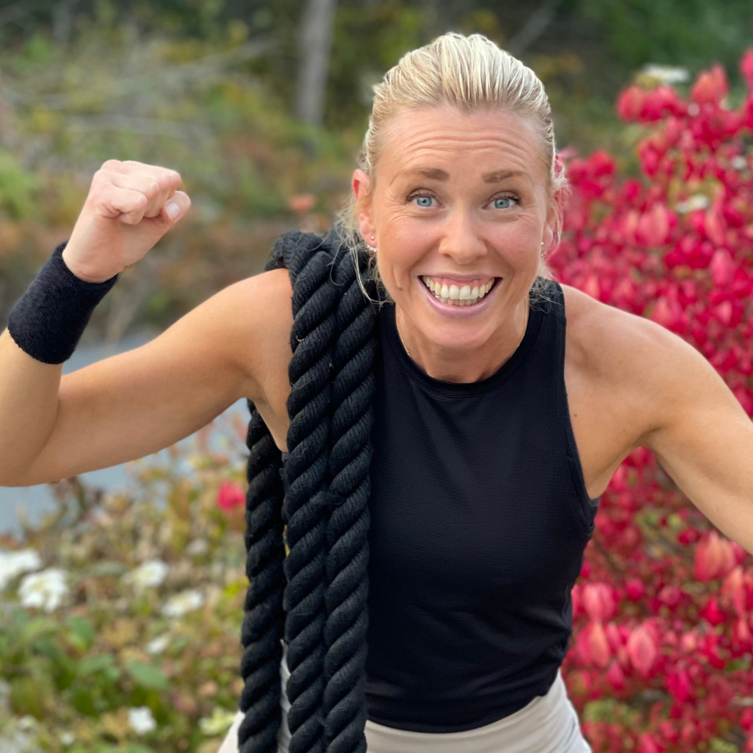 Kvinna visar hur stark hon är efter träning hemma med rep – Bodily Change 10 veckor med kost, träning och coachning online.