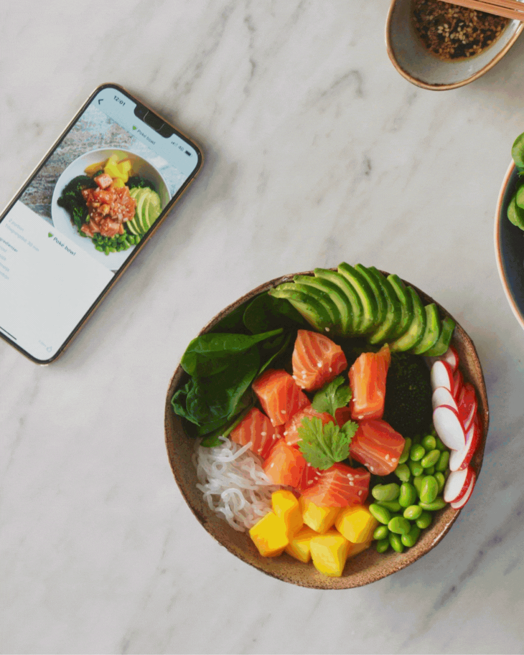 Hälsosam måltider och mellanmål med bra kolhydrater, fett och protein som illustrerar kostupplägget i Bodily.
