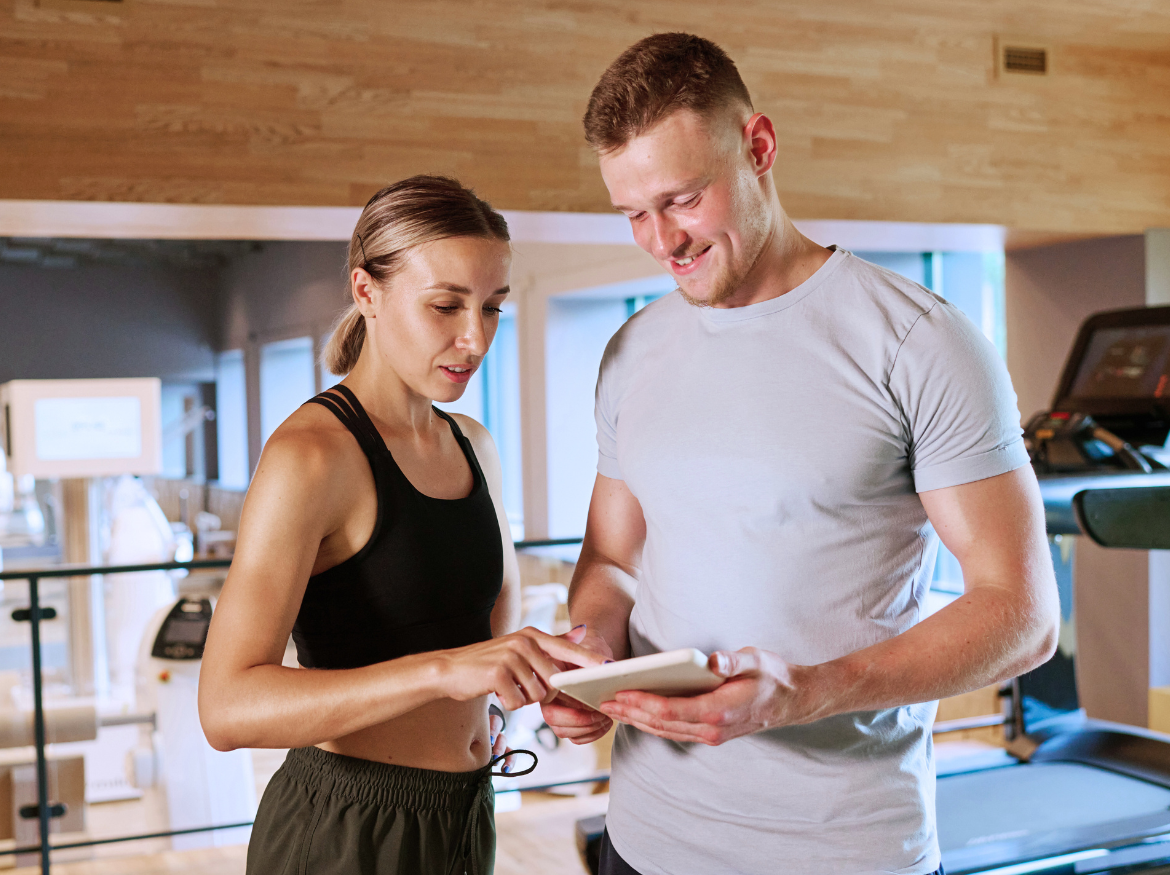 Deltagare som tränar på gym – redo att starta Bodily Change.