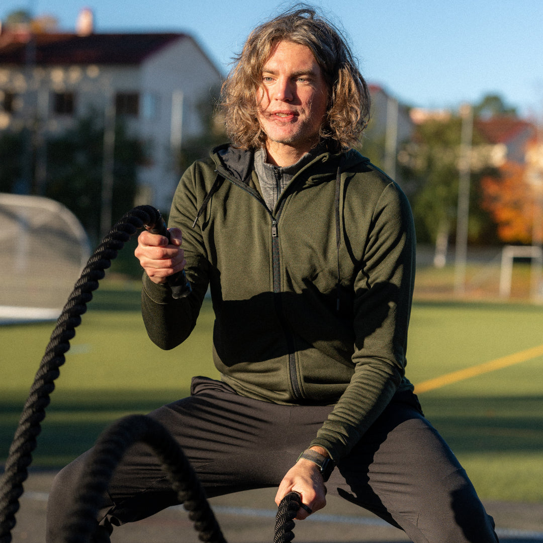 Person tränar med battle rope i Bodily BALANS – pulshöjande HIIT som passar alla nivåer