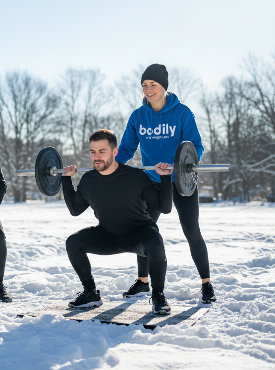 Alt-text:
Coach som guidar deltagare i träning utomhus – exempel på hur Bodily coachar med trygg teknik och individuell feedback. 