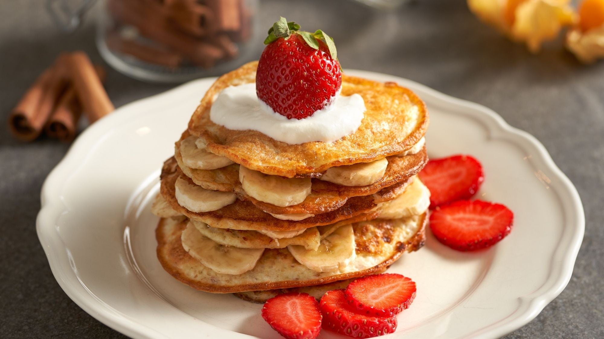 Hälsosam måltid bredvid bild med deltagare som tränar – symboliserar balans mellan träning och kost i coachningen. 