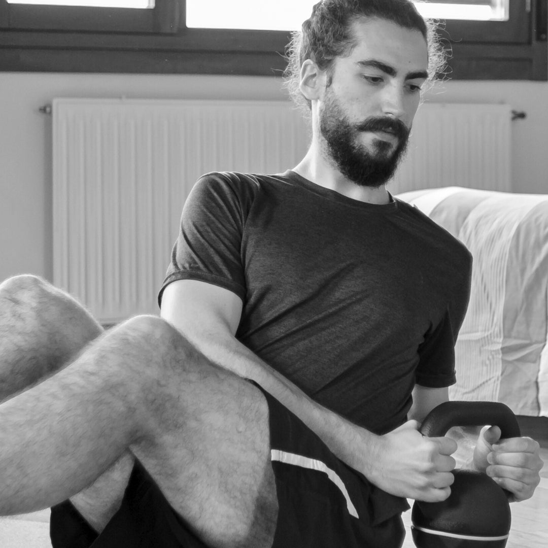 Man gör situps med kettlebell i Bodily KETTLEBELL 2-programmet.