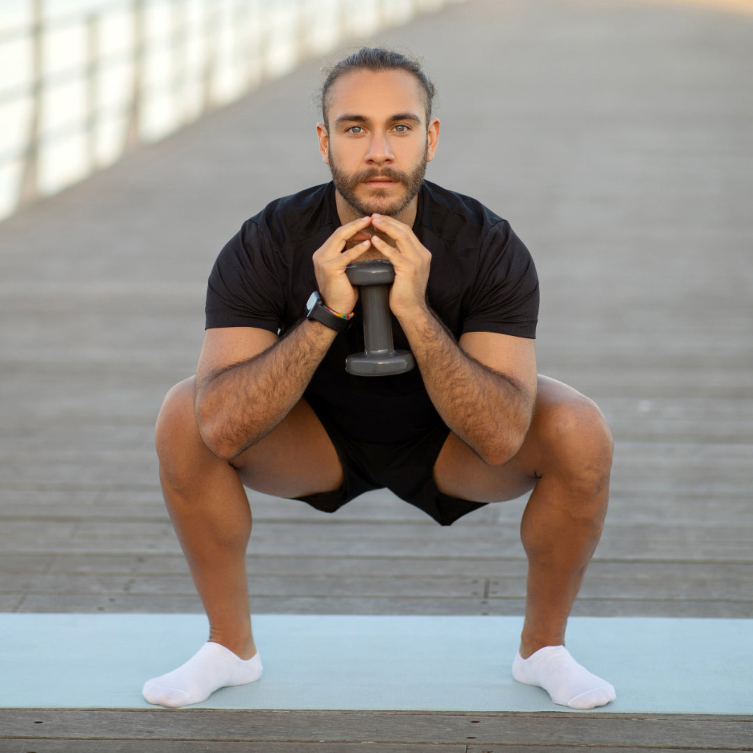 Man gör goblet squat med kettlebell – styrketräning i Bodily KOMBO.