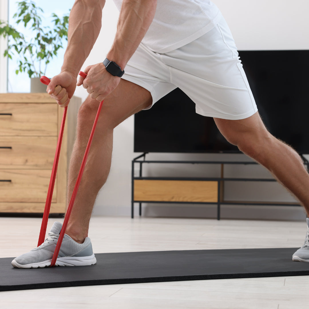 Person tränar med långt gummiband – funktionell styrka i Bodily KOMBO.