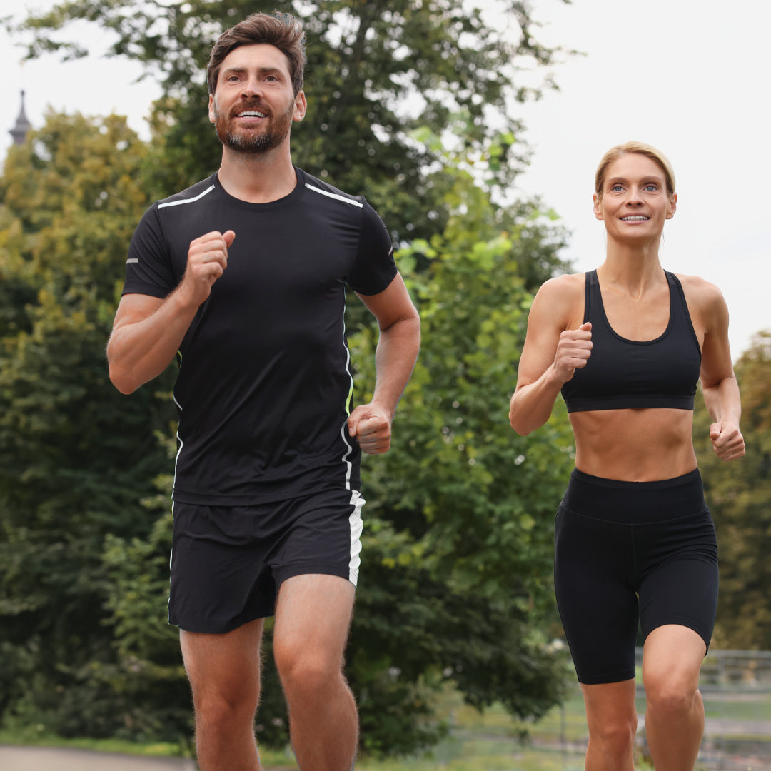 Man och kvinna springer – uthållighetsträning i Bodily KOMBO.