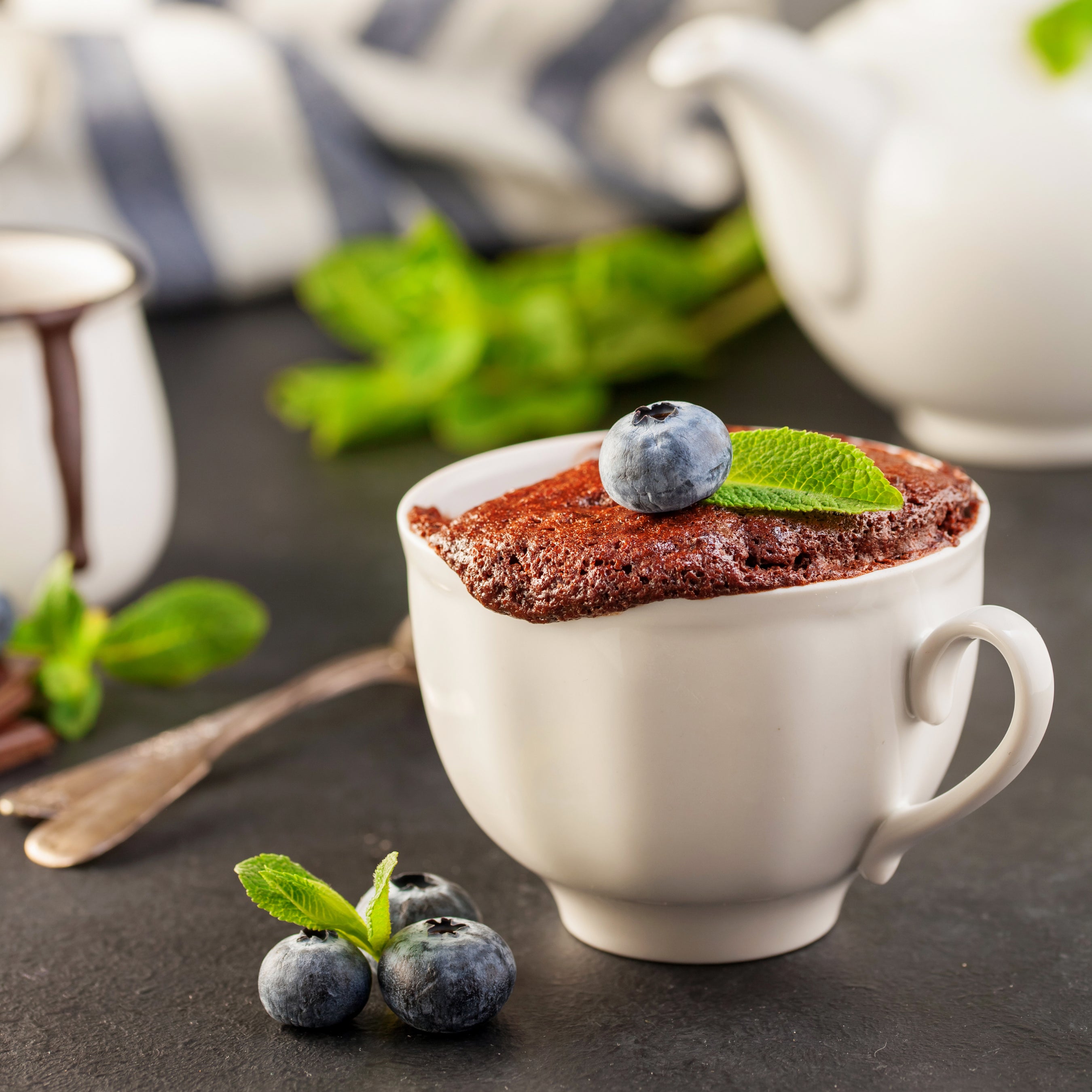 Chokladmugcake toppad med blåbär – Bodily-vänligt recept i KOMBO.