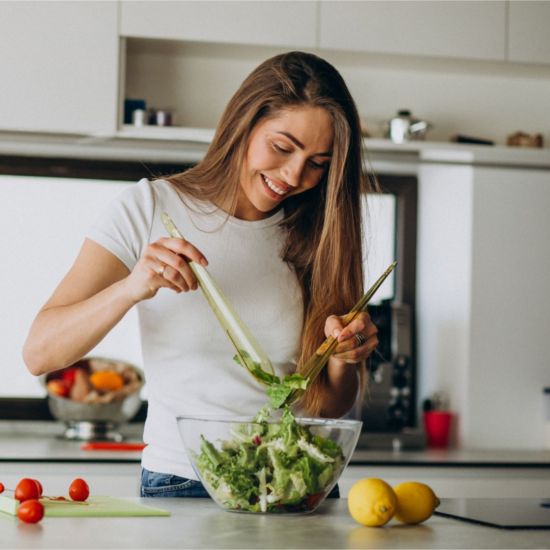 Karin lagar mat i köket som del av Bodily Kost-programmet.