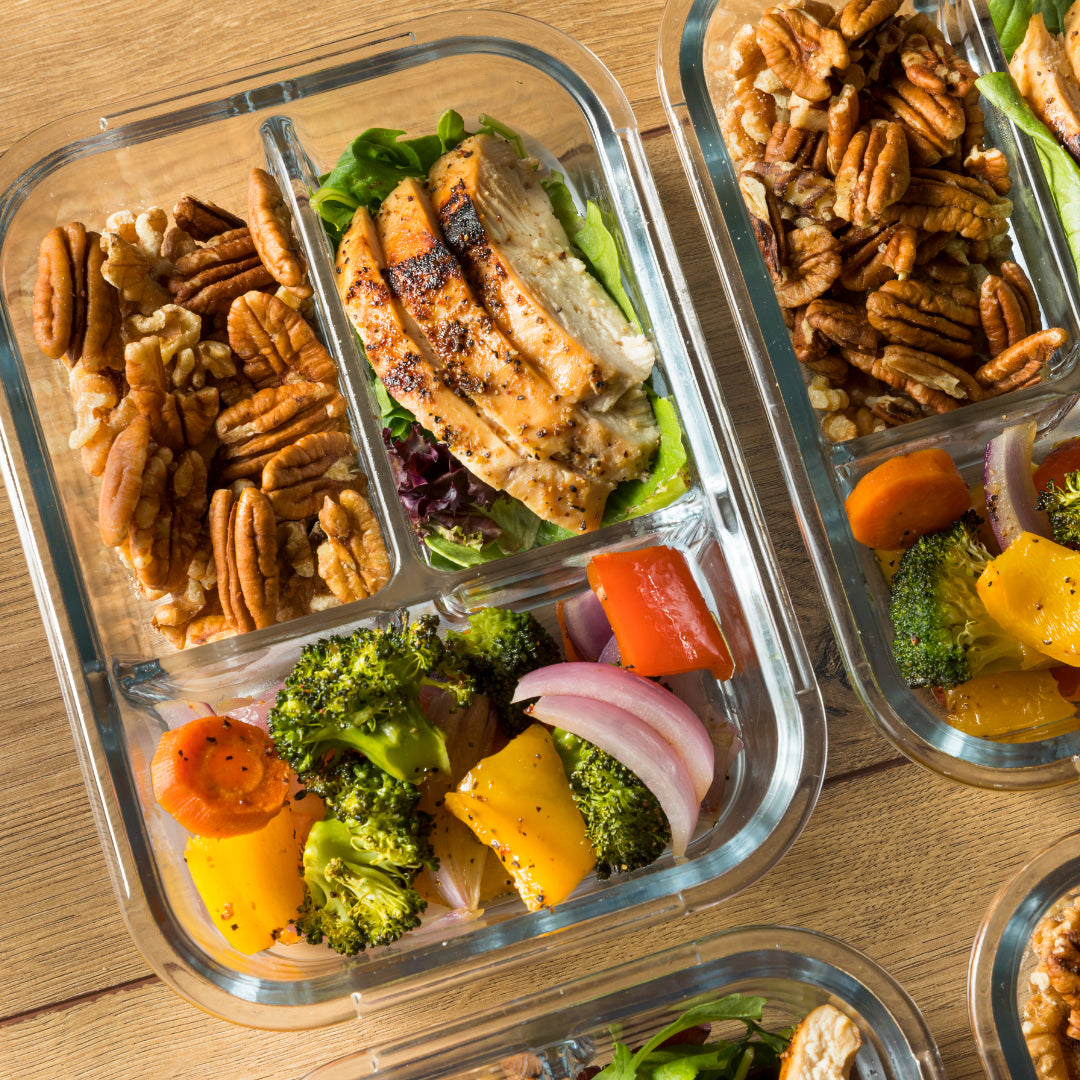 Meal prep i matlåda med kyckling och grönsaker – del av Bodily Kost-programmet.