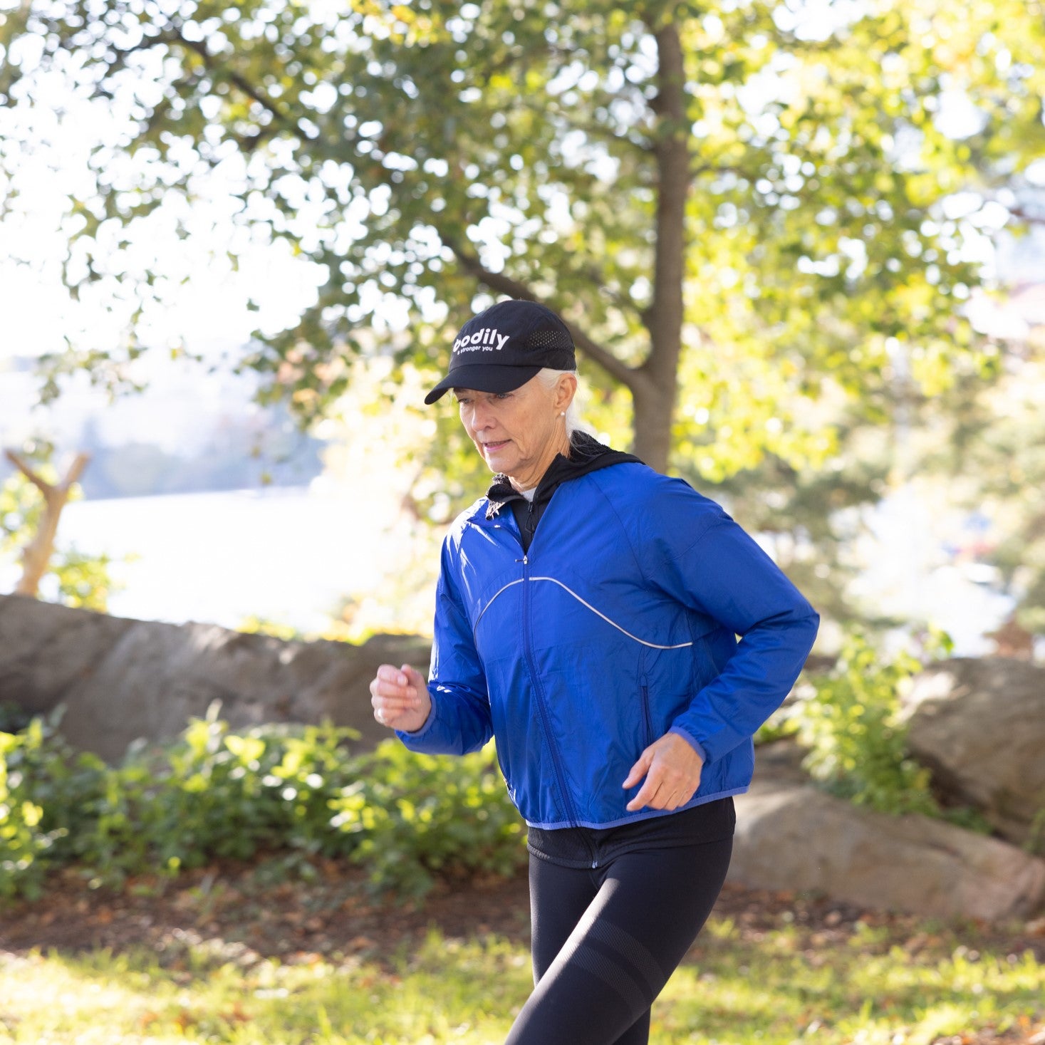 Person som springer utomhus i träningskläder.