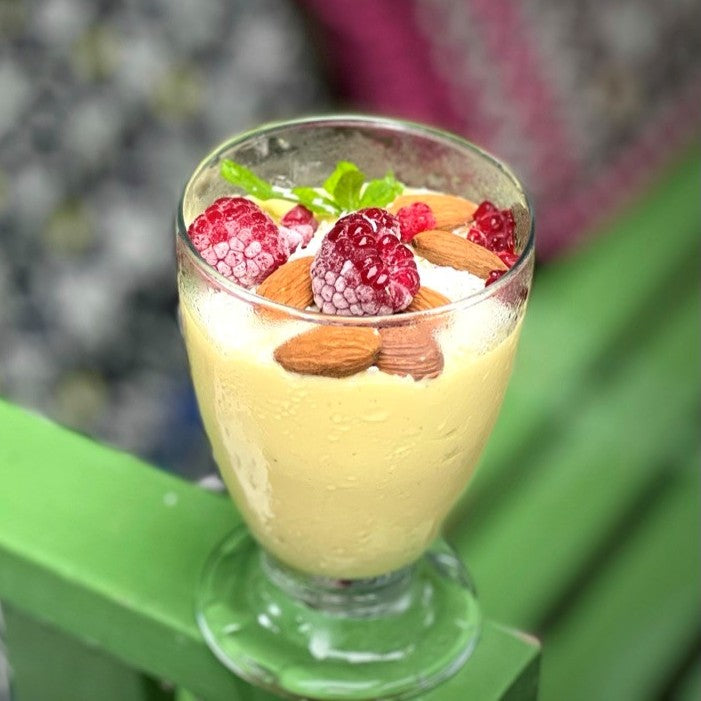 Bodily-kosten – proteinrik, färgstarkt mellanmål med mango, hallon, mandlar och grekisk yoghurt.