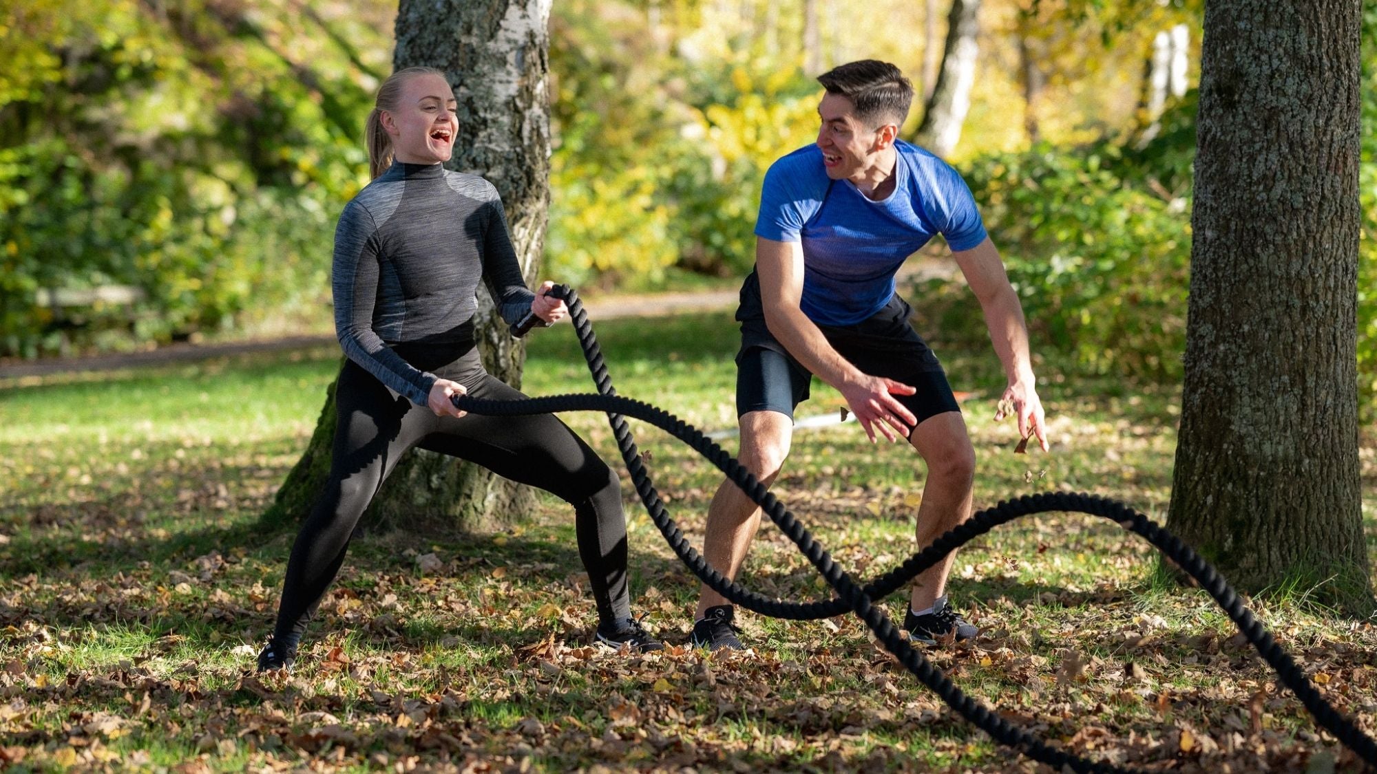 Kvinna och man tränar med rep i Bodily – kost och träningsprogram utomhus hemma och på gym