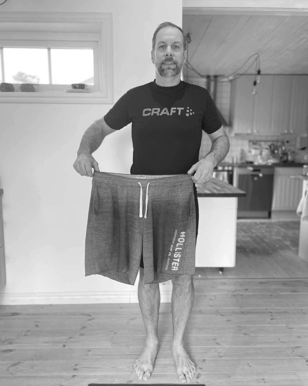 Deltagaren Erik visar upp byxor som blivit för stora efter Bodilyprogrammet.