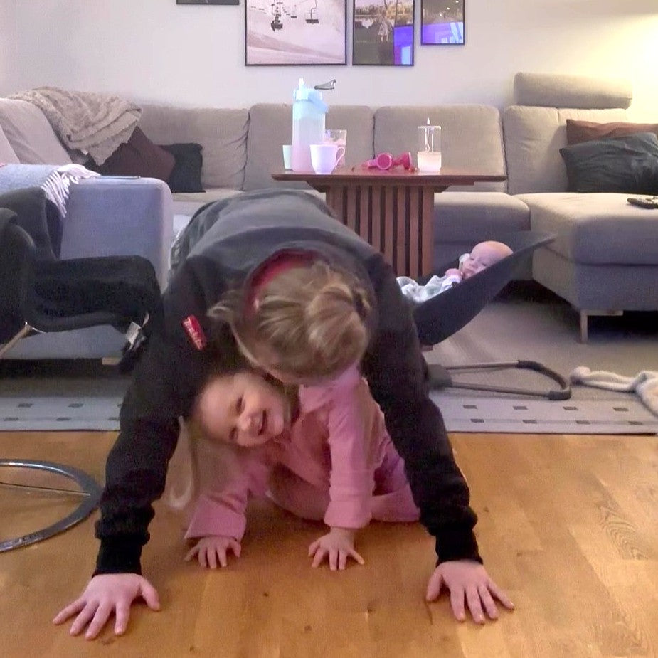 Marielle tränar med dotter under graviditet – trygg och anpassad träning