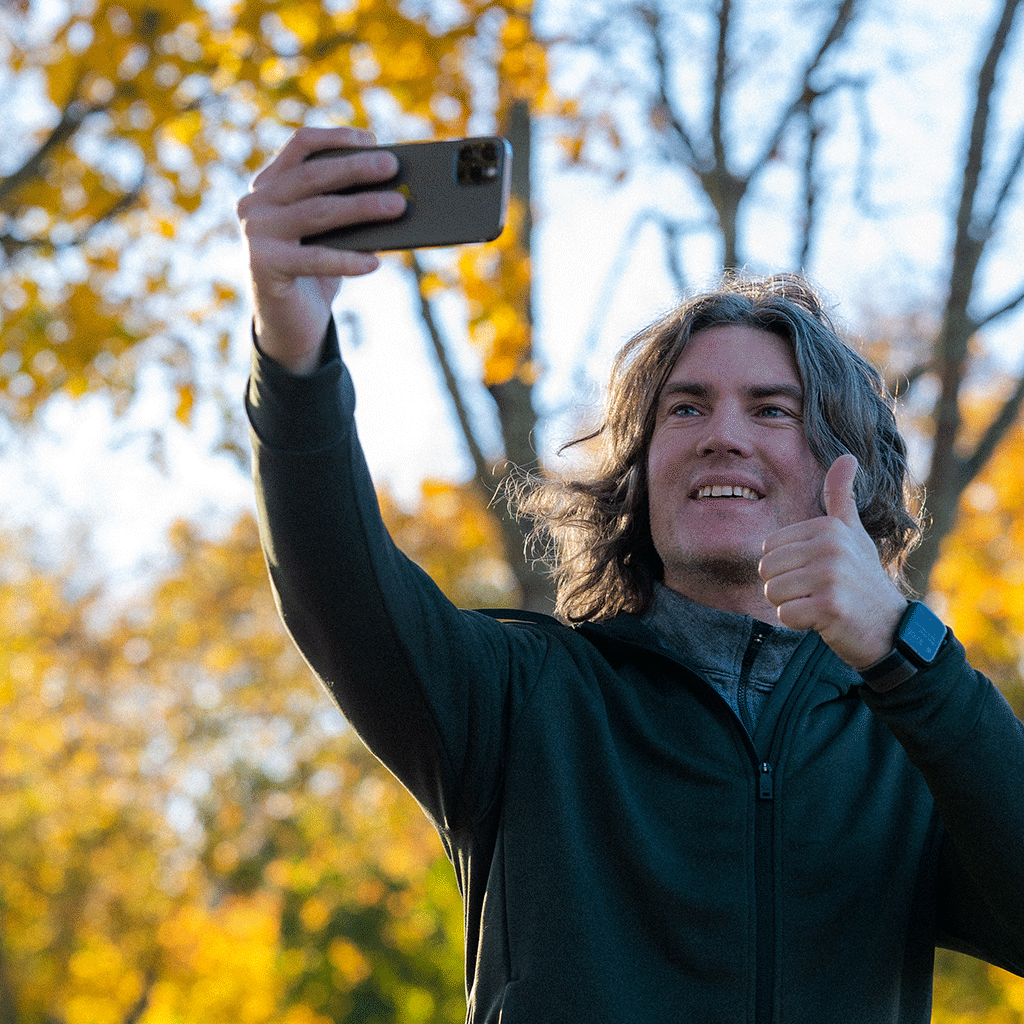 Glad person tar en selfie